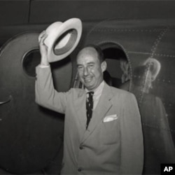 民主党的总统候选人史蒂文森在1952年民主党的全国代表大会上