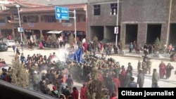 民众围住自焚者多杰仁青的尸体,不让中国当局取走