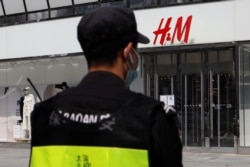一名保安站在瑞典时装零售商H&M在北京的一家商店外。(2021年3月25日)