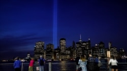 资料照:为纪念911恐怖袭击中被摧毁的双子楼而射向天空的两支灯柱。