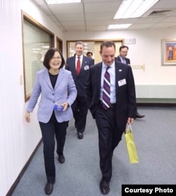 民进党主席蔡英文与共和党全国委员会主席莱因斯·普里伯斯(2015年,蔡英文脸书照片)