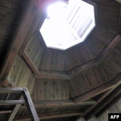 毛泽东旧居内有一个八角形天窗,故称八角楼