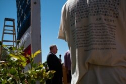 美国联邦众议员克里斯·史密斯在一场筹资集会上讲话。(美国之音记者文灏拍摄)