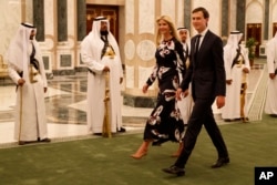 白宫高级顾问库什纳和伊万卡·川普走在沙特王宫里(2017年5月20日)