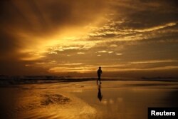 2018年10月9日美国佛罗里达州巴拿马城海滩: 飓风迈克尔将至,马修·沃克阔步海滩