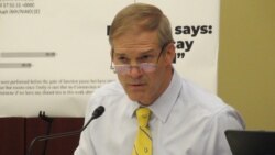 共和党联邦众议员乔丹(Rep. Jim Jordan, R-OH)在听证会上提问发言。(美国之音记者李逸华拍摄)