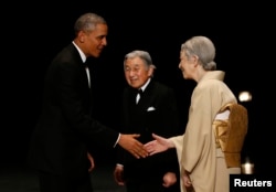 奥巴马总统和日本皇后美智子参加在日本皇宫举行的欢迎仪式(2014年4月24日)