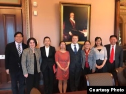 到华盛顿寻求美国协助要求中国政府释放丈夫的3位中国维权律师妻子,以及台湾人权工作者李明哲妻子李净瑜及国际救援小组,2017年5月19日在白宫会见国安会资深主任博明、国安会中国事务主任布瑞等人。右起第三人为金变玲。