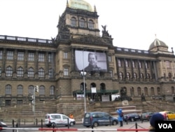 捷克国家博物馆悬挂着前总统哈维尔的大幅画像。捷克国家博物馆位于布拉格瓦茨拉夫广场顶端。当地是1968年布拉格之春和1989年天鹅绒革命的主要地点。布拉格之春被苏军镇压后,国家博物馆外墙上布满弹孔。