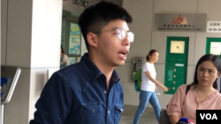 资料照片:黄之锋2019年9月9日在香港东区法院门口见媒体。