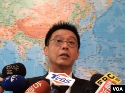 民进党立委许智杰出2017年5月18日在立法院接受采访(美国之音记者申华 拍摄)