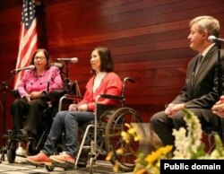 倪玉兰(中)被美驻华大使博卡斯授予国际妇女勇气奖(2016年4月13日, 美国驻华使馆官网图片)