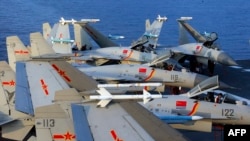 资料照:中国媒体2108年4月23日发布的照片显示,中国海军在东中国海的一次实战演习中,辽宁号航母甲板上的歼-15战机。