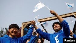 韩国民众为韩朝峰会欢呼(路透社)