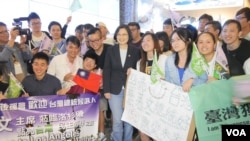 蔡英文和欢迎她的青年在洛杉矶机场(美国之音国符拍摄)