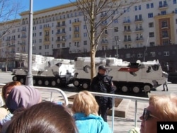 2017年5月俄罗斯红场阅兵前夕的彩排中展出了在北极使用防空导弹系统。(美国之音白桦)