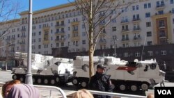 2017年5月红场阅兵前夕的彩排中展出了在北极使用防空导弹系统。 (美国之音白桦)