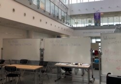 在美国联邦卫生当局建议暂停接种强生疫苗的一天前,在马里兰州在一家社区学院校园开设的大型新冠疫苗接种站,工作人员在白板上通知前来接种疫苗者“没有辉瑞 只有强生”。(2021年4月12日)