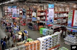 印度顾客在一家印度沃尔玛零售店购物(资料照:2012年12月5日)