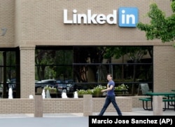 资料照:一名男子走过位于加州山景城的领英公司总部。