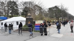 2020年3月,纽约布鲁克林怀疑感染covid-19的居民排队等待医学检测。