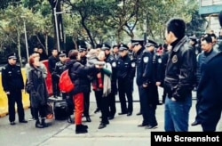 709案多位家属在长沙法庭外被警察阻拦。 (李文足推特图片)