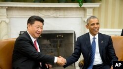 美国总统奥巴马和中国主席习近平在白宫椭圆形办公室握手(2015年9月25日)