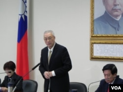 国民党代理主席吴敦义听取报告后做主席裁示(美国之音许波拍摄)