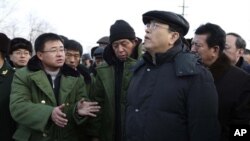 2009年黑龙江省省长栗战书(前排中间)和张德江副总理(前排右侧)视察矿区