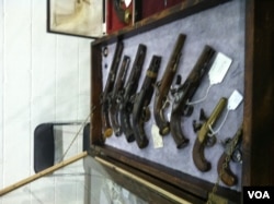 手枪展示(美国之音 亚微拍摄)