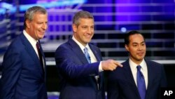 蒂姆·莱恩(中)在民主党总统参选人首场电视辩论中说中国是美国最大威胁