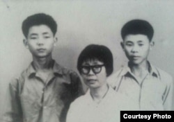 熊焱(右)与母亲以及哥哥早年合影(资料照片)