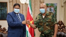 时任苏里南总统的鲍特瑟(右)2020年7月15日在总统府会见当选总统昌·单多吉