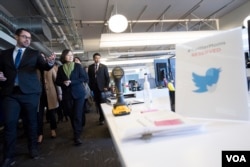 蔡英文参访推特,听取介绍。(图片来源:蔡英文总统推特)