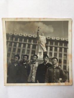 文革期间,胡平(左二)和成都十九中同学合影