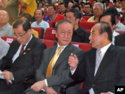 国民党秘书长廖了以(左)与立法院长王金平(右)出席新党党庆,与郁慕明(中)坐在一起