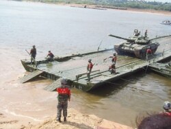 资料照:2015年在俄罗斯举行的军事比赛活动中,中国工兵架设浮桥后指挥俄军坦克通过。 (美国之音白桦拍摄)