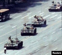 1989年6月5日北京市民站在长安街的坦克前。