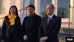 台北市长柯文哲(中间)2019年3月19日在双橡园与台湾驻美代表高硕泰夫妇合影(美国之音钟辰芳拍摄)