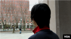 张贴反习近平标语的李龙霄(美国之音久岛拍摄)