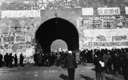 历史照片:北京前门的文革大字报和标语。(1967年1月26日)