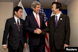 美国国务卿约翰•克里、日本外相岸田文雄(左)和韩国外长尹炳世(右)在文莱出席东盟外长会议前合影。(2013年7月1日)