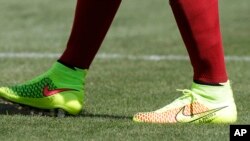 一名足球队员2014年6月在一场比赛时穿的耐克足球鞋(美联社)