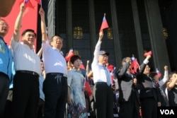 国民党主席吴敦义出席“爱国旗爱国家”大会 (美国之音张佩芝)