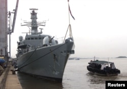 英国皇家海军“萨瑟兰号”护卫舰停靠在印度孟买。(2000年6月5日)