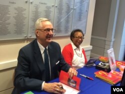 美国乔治·华盛顿大学政治学与国际关系学教授沈大伟(David Shambaugh)(左)在华盛顿智库威尔逊学者中心为新书《中国的未来》签名。 (2016年3月24日,美国之音斯洋拍摄)