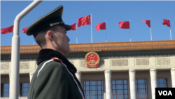 中国两会期间在人民大会堂前站岗的一武警(VOA东方 拍摄)