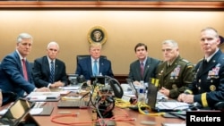 白宫提供的照片显示,特朗普总统、彭斯副总统、国防部长埃斯珀和参联会主席米利将军等国安团队成员观看美军特种部队展开捕杀”伊斯兰国“首领巴格达迪的行动。