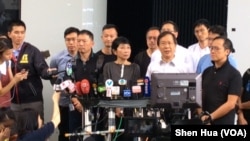 2019年7月2日泛民派议员在立法会外面举行记者会就7.1事件表态 (美国之音记者申华报道)