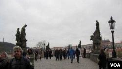 布拉格是各国游客喜爱城市。著名的布拉格查理大桥。（美国之音白桦拍摄）